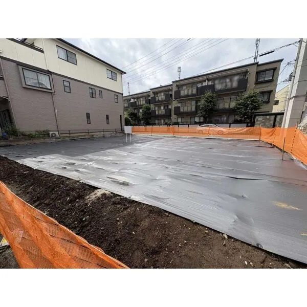 さいたま市大宮区桜木町３丁目 現地：南東側からの写真です。 (全2棟／右半分がB区画／左半分がA区画)(撮影年月：2026年07…