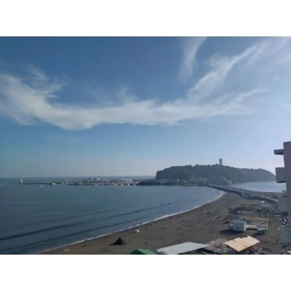 ルックハイツ江ノ島 バルコニーより江の島を望む（天候による）