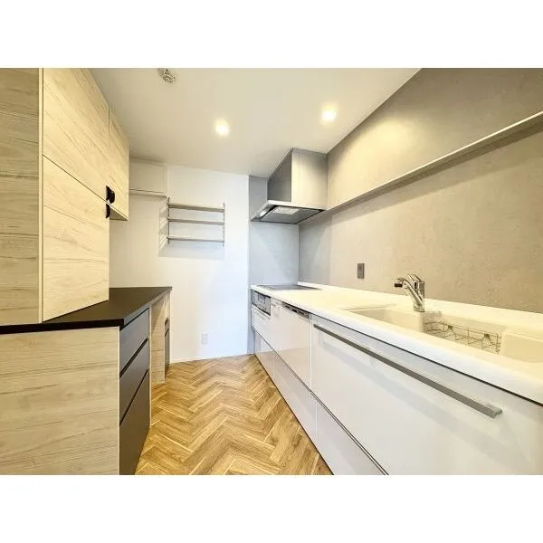モア・ステージ平塚龍城ヶ丘 お手入れしやすいIHコンロ採用。作業スペースも広々としており家事がスムーズにこなせます。