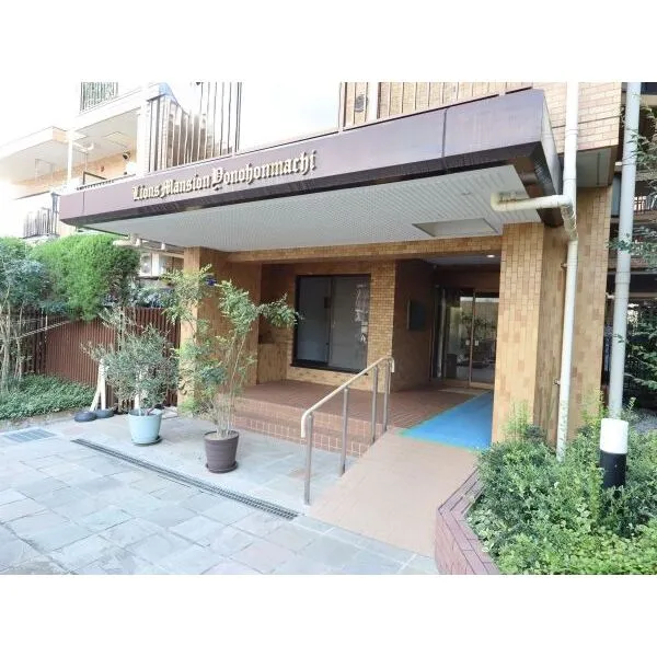 ライオンズマンション与野本町 スロープのあるエントランス