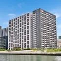 ザ・晴海レジデンス 外観：写真中央／対象住戸は朝潮運河沿い／建物左手は自走式駐車場棟