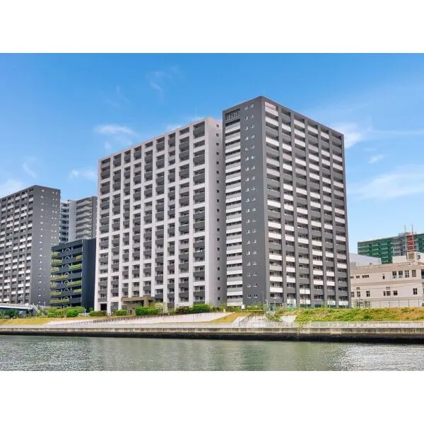 ザ・晴海レジデンス 外観：写真中央／対象住戸は朝潮運河沿い／建物左手は自走式駐車場棟