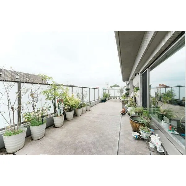 ザ・パークハウス元代々木町 42.43m2の広々としたルーフバルコニー。(家具・調度品は販売対象に含まれません)