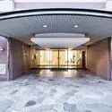 東京アインス　リバーサイドタワー 重厚感のある落ち着いたエントランス
