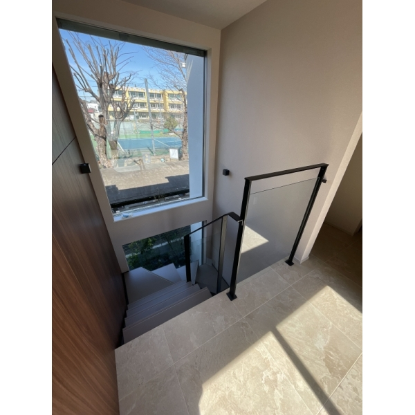 世田谷区中町4丁目 2階 ホールと階段 窓が大きく開放感がございます