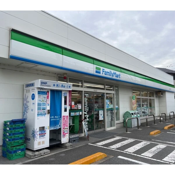 世田谷区中町4丁目 ファミリーマート世田谷中町店(コンビニ)まで約310m(徒歩4分)