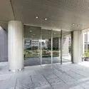 東京マスタープレイス 2本の円柱でデザイン性の高いエントランス
