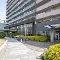 東京マスタープレイス 緑に囲まれたエントランスまでのアプローチ