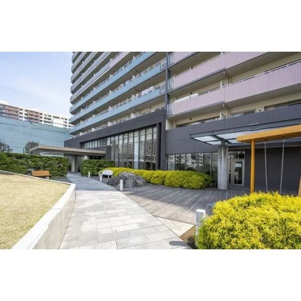 東京マスタープレイス 緑に囲まれたエントランスまでのアプローチ