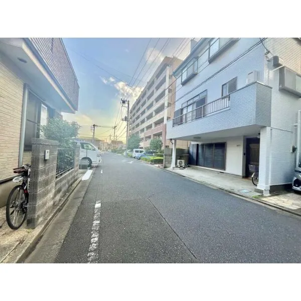 江戸川区鹿骨1丁目 前面道路(撮影年月:2026年10月)