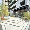 デュオヒルズ堺ザ・レジデンス 暮らしに潤いと心地よさを与えてくれる植栽が、彩り豊かなエントランスアプローチをデザインしています。