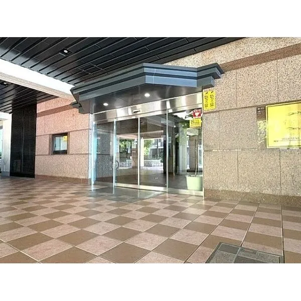 ハイネス上本町 エントランスの様子です。