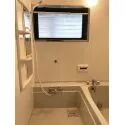 横浜市南区永田東１丁目 追い焚き機能付き。窓が付いているので湿気のこもりやすい浴室も安心です。