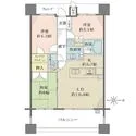 城東中央アインス バルコニーが2室に跨る開放的な住戸。ウォークインクローゼットなど収納豊富。玄関前にはアルコーブ付き。