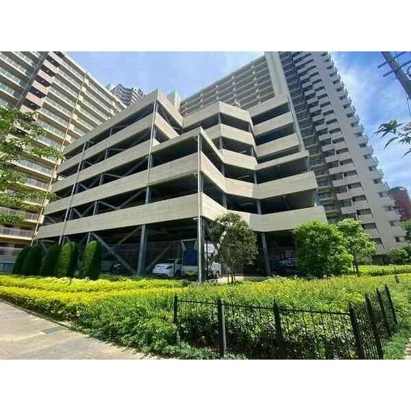 城東中央アインス 住戸内には、LDKと和室に面したゆとりあるバルコニーが備わっています。陽当り・通風ともに良好です。