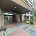 城東中央アインス ゆったりとしたエントランス。マンションの前には歩道が整備され、お子様やペットとの外出も快適です。
