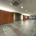 グランスイート横濱山手 共用廊下。間接照明が設置され、上品なイメージとなっています。