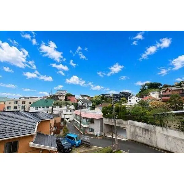 グランスイート横濱山手 前面に建物が無く眺望良好です。お部屋は角住戸となっており、開放感があります。