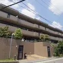 ライオンズガーデンヒルズ富士見台壱番館 落ち着いたブラウンタイルの外観が印象的な低層マンション