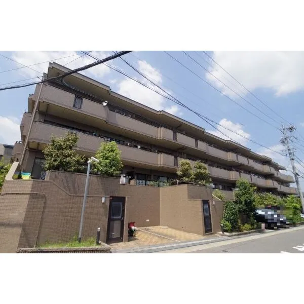 ライオンズガーデンヒルズ富士見台壱番館 落ち着いたブラウンタイルの外観が印象的な低層マンション