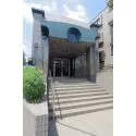 ライオンズガーデンヒルズ富士見台壱番館 石調外壁と印象的なアーチ形状のエントランスが特徴のマンション。落ち着きと品格を感じさせる共用部です