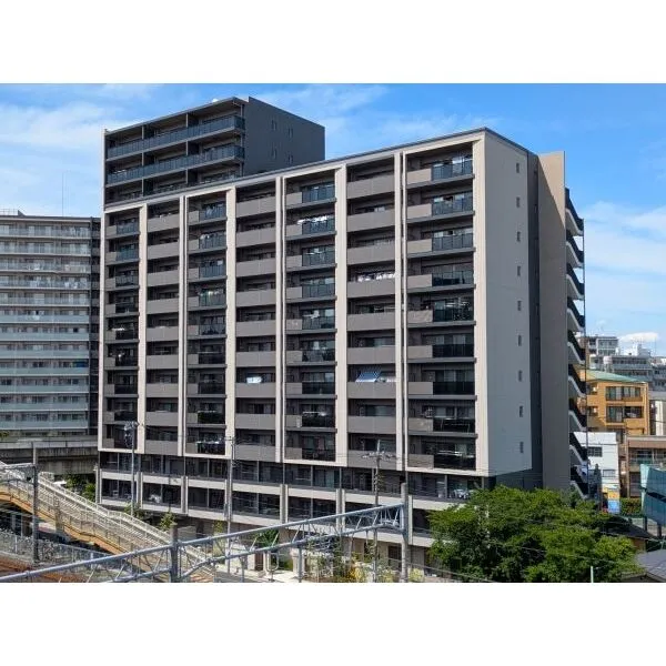 レーベン川口並木ＶＥＲＴＥＡ 建物外観。外壁は数種類のタイルを使い分けたこだわりの意匠。