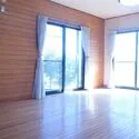 松戸市下矢切 1階東側に位置する約9.3帖大のLDです。