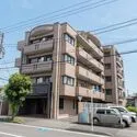 ワコーレ平塚２ 洗練されたタイル貼りの外観。落ち着いた街並みに調和し、住まう誇りを感じさせる佇まいです。