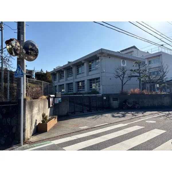 藤沢市片瀬山４丁目 藤沢市立片瀬小学校（小学校）まで約1100m（徒歩14分）