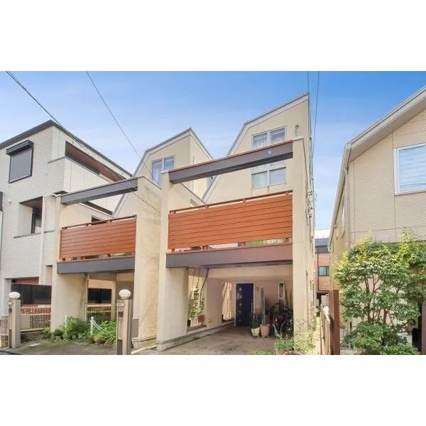 北区中里３丁目 カーポート付3階建て住宅