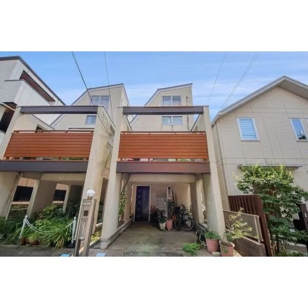 北区中里３丁目 カーポート付3階建て住宅