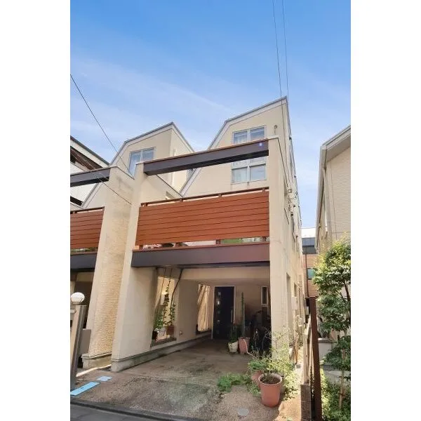 北区中里３丁目 カーポート付3階建て住宅