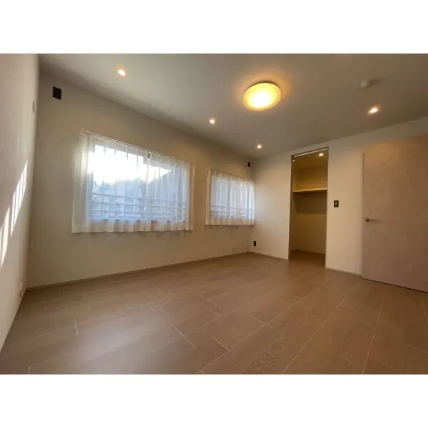 コート目黒東が丘 約8.2畳の洋室になります。