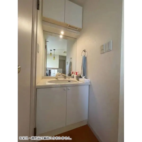 練馬区大泉学園町６丁目 2階のホールにも洗面化粧台が設置されております。