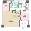 スカイフォレストレジデンス 20帖超の広々LDK。陽当たり良好な空間で、ご家族がゆったりくつろげます。