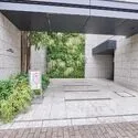 ブリリア西荻窪 エントランス：「武蔵野の杜」の面影漂う　9階建・総戸数68戸のブランドマンション(撮影年月：…