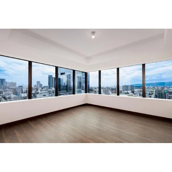 グラングリーン大阪 THE NORTH RESIDENCE 開放的なコーナー窓から都心の景色が広がる、LD約22.3帖。ゆとりある広さで、のんびり寛げます。