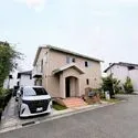 芦屋市涼風町 2017年7月築、積水ハウス施工。開放的な角地に佇む、軽量鉄骨造・瓦葺(太陽光パネル搭載)の2階建。