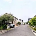 芦屋市涼風町 北側の前面道路の幅員は約6.2mとゆとりがあるので、車の出し入れやすれ違いがスムーズに行えます。
