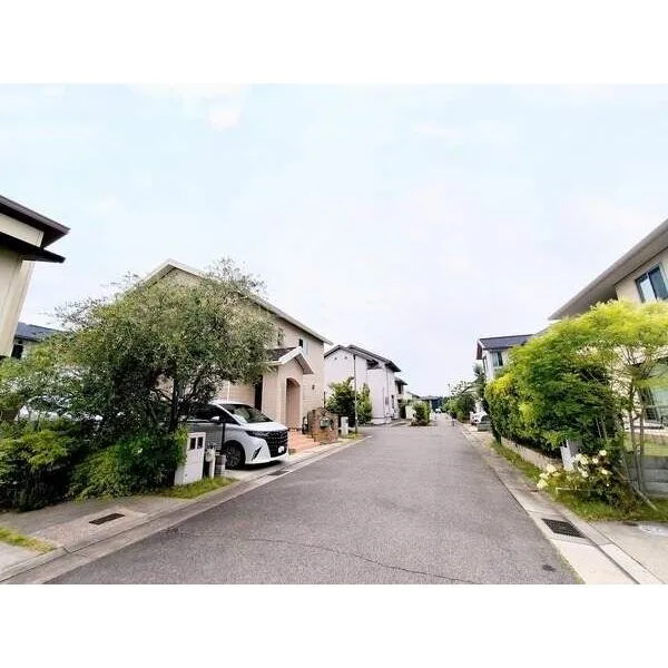 芦屋市涼風町 北側の前面道路の幅員は約6.2mとゆとりがあるので、車の出し入れやすれ違いがスムーズに行えます。