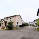 芦屋市涼風町 西側の前面道路の幅員は約6.3mとゆったりとしています。光を取り入れやすい角地に建てられています。