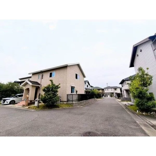 芦屋市涼風町 西側の前面道路の幅員は約6.3mとゆったりとしています。光を取り入れやすい角地に建てられています。