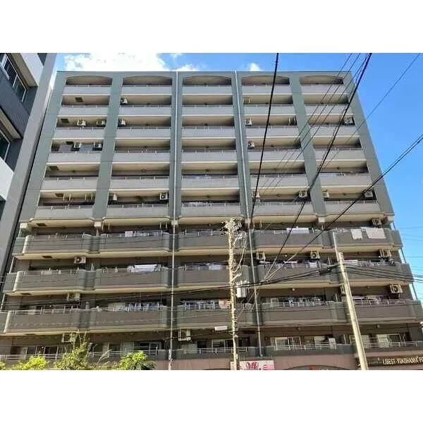 リーベスト横浜ポートサイド 8階部分の南東向きにつき、明るい陽光が差し込む室内空間。振り分けタイプの洋室2室がございます。