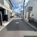 武蔵野市吉祥寺本町３丁目 前面道路（２０２６年８月撮影）