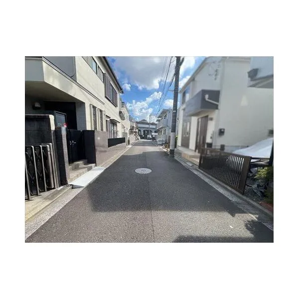 武蔵野市吉祥寺本町３丁目 前面道路（２０２６年８月撮影）
