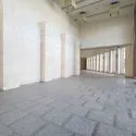 ナイスパークステイツ横濱岡野公園 風除室からオートロック自動ドアにつづく共用部内観