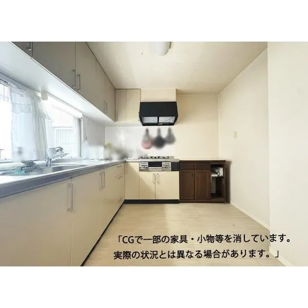 たのもきシャルム 窓付きのL字型キッチン。明るく換気もしやすく快適に調理ができます※家具消し加工済み