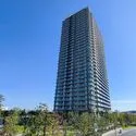 ブリリアタワー聖蹟桜ヶ丘ブルーミングレジデンス 多摩川河川敷の開けた景色が広がる緑豊かな立地に建つタワーマンション。『聖蹟桜ヶ丘』駅までは徒歩５分。