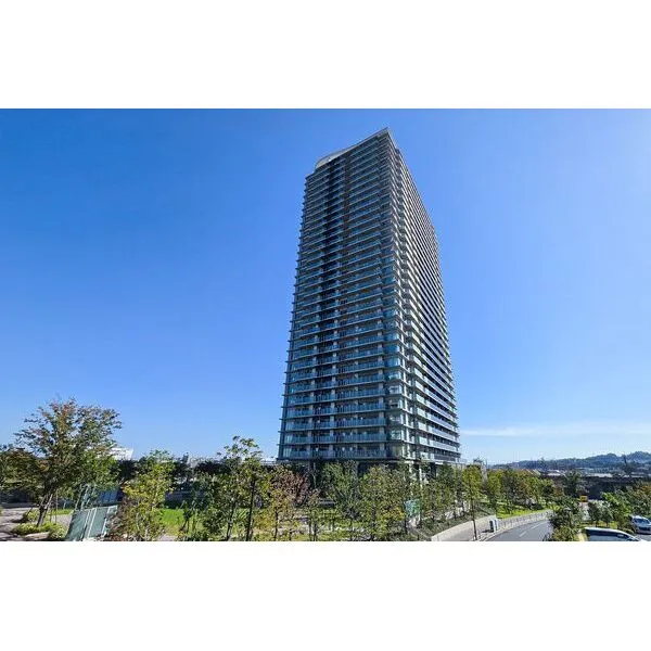 ブリリアタワー聖蹟桜ヶ丘ブルーミングレジデンス 多摩川河川敷の開けた景色が広がる緑豊かな立地に建つタワーマンション。『聖蹟桜ヶ丘』駅までは徒歩5分。