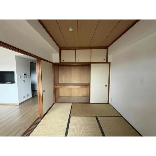 ライオンズガーデン田無 和室には押入れがございます。